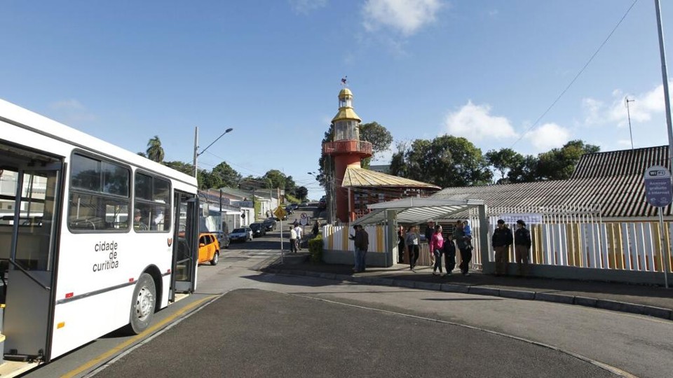 Ônibus leva eleitores do Colégio Estadual Francisco Zardo para a Escola Municipal dos Vinhedos, em Santa Felicidade | Antonio More/ Gazeta do Povo
