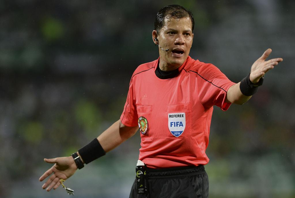 Árbitro Victor Carrillo, do Peru, foi criticado pela arbitragem no jogo entre Nacional e Coritiba. | RAUL ARBOLEDA/AFP