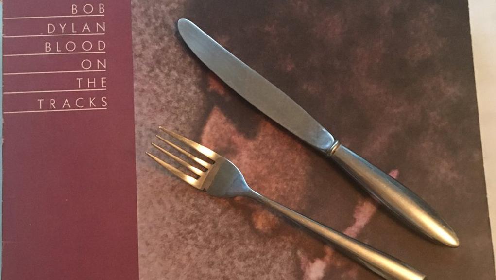 Shephard brincou com a previsão errada postando uma imagem do vinil “Blood on the Tracks” (1975) com um par de talheres. | Reprodução/twitter.com/alex_shephard