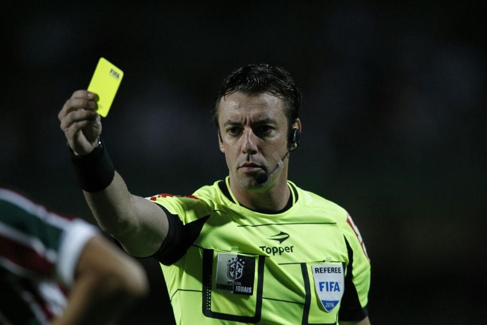 O árbitro Raphael Claus, da Fifa, já tinha seu nome contestado no Alto da Glória por atuação em 2015, voltou a irritar os coxas-brancas; | Jonathan Campos/Gazeta do Povo