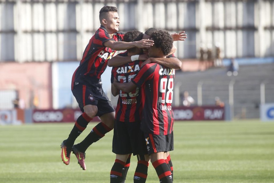 Atleticanos comemoram o gol na Vila Capanema. | Pedro Serápio/Gazeta do Povo