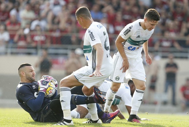 Goleiro atleticano Weverton faz boa defesa em lance da primeira etapa | Hugo Harada/Gazeta do Povo