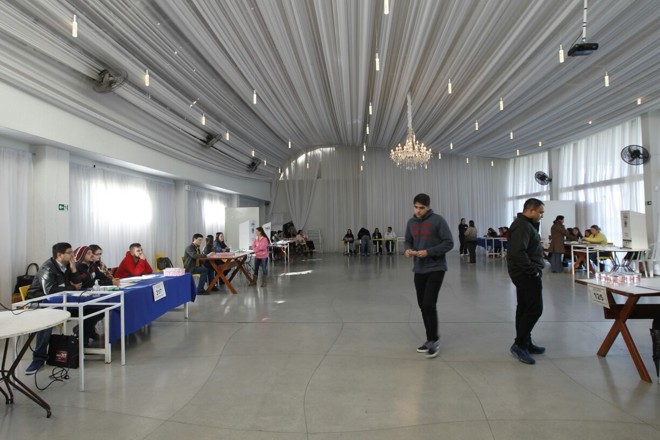 Escola de Futebol do Trieste, em Santa Felicidade, virou local de votação improvisado | Antônio More/Gazeta do Povo