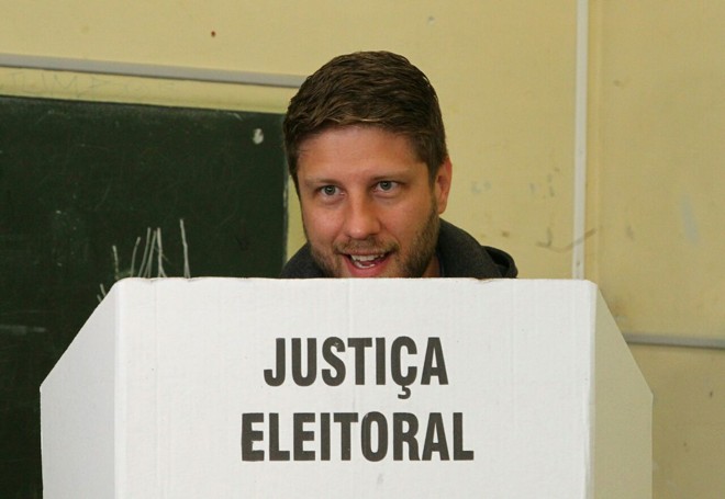 Candidato à prefeitura pelo PMDB, Requião Filho comparece às urnas do Colégio Estadual Júlia Wanderley, no bairro Batel. | Daniel Castellano/Gazeta do Povo