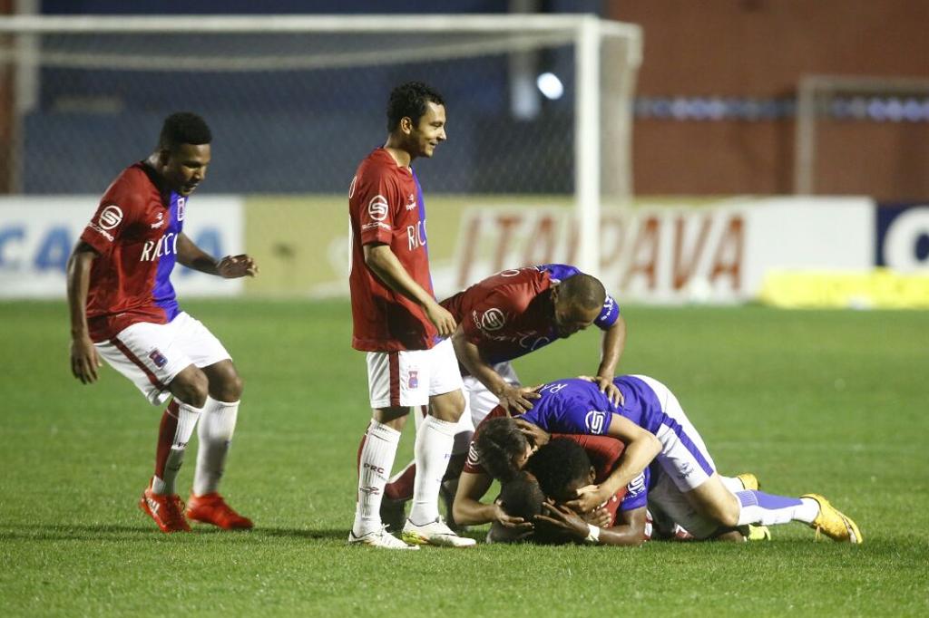 Paraná deu susto no fim do jogo, mas garantiu a vitória sobre o CRB. | Marcelo Andrade/Gazeta do Povo