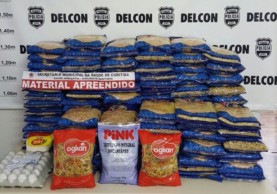 Merenda vencida é apreendida em escola de Curitiba Produto foi apreendido na cozinha da escola e será encaminhado a perícia | Divulgação/