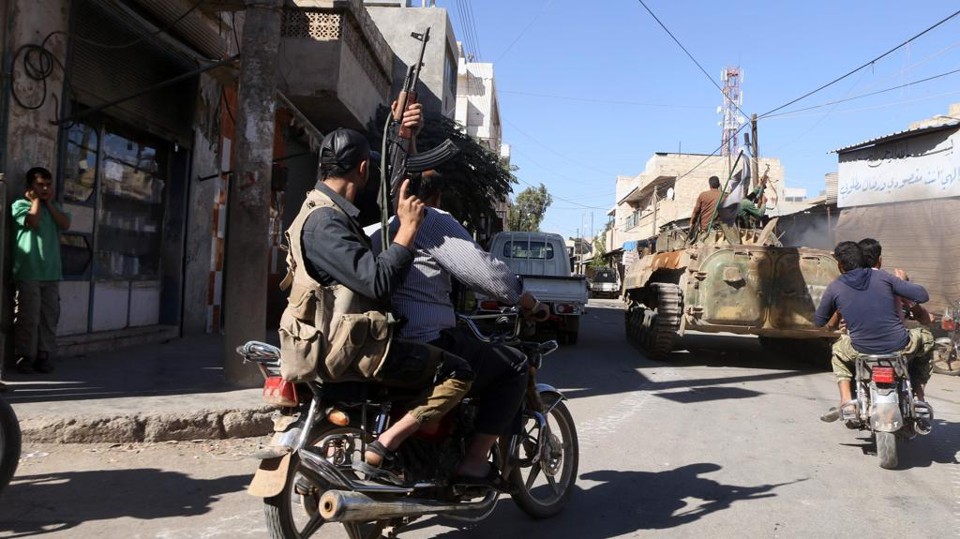 Ataque acontece no mesmo dia em que rebeldes sírios recuperaram a cidade de Dabiq, na fronteira da Turquia, do EI | Nazeer Al-Khatib/AFP