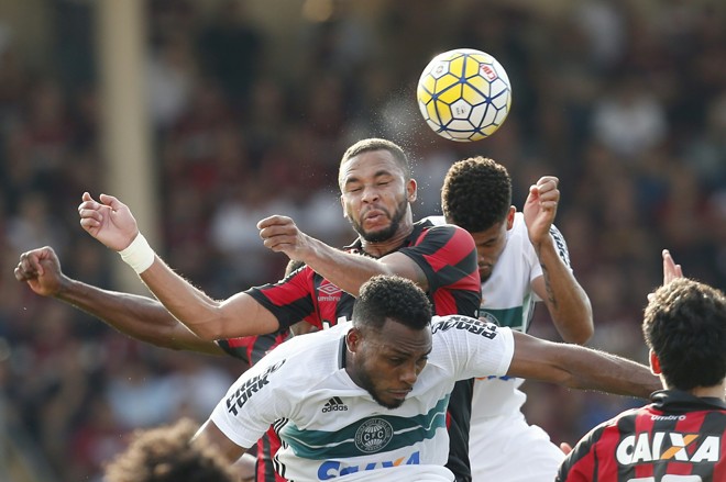 Volante atleticano Hernani disputa a bola pelo alto com o zagueiro coxa Luccas Claro | Hugo Harada/Gazeta do Povo