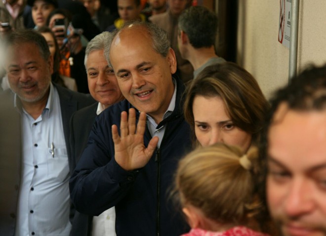 Atual prefeito de Curitiba, Gustavo Fruet cumprimenta criança na Unicuritiba, onde votou na manhã deste domingo (2). | Aniele Nascimento/Gazeta do Povo