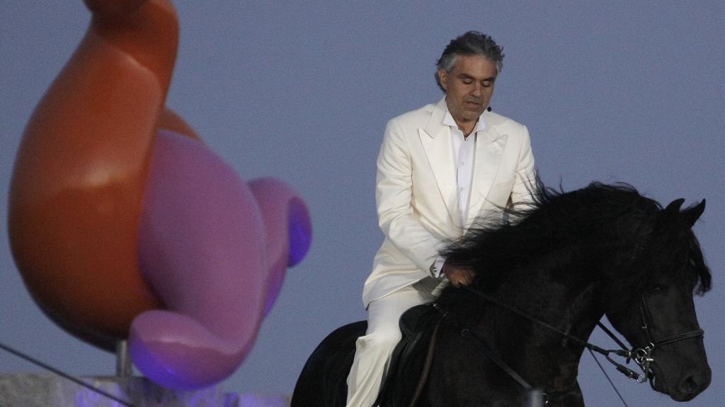 Bocelli faz uma entrada de impacto no Teatro del Silenzio, em Pisa, na Itália | Fabio Muzzi/AFP