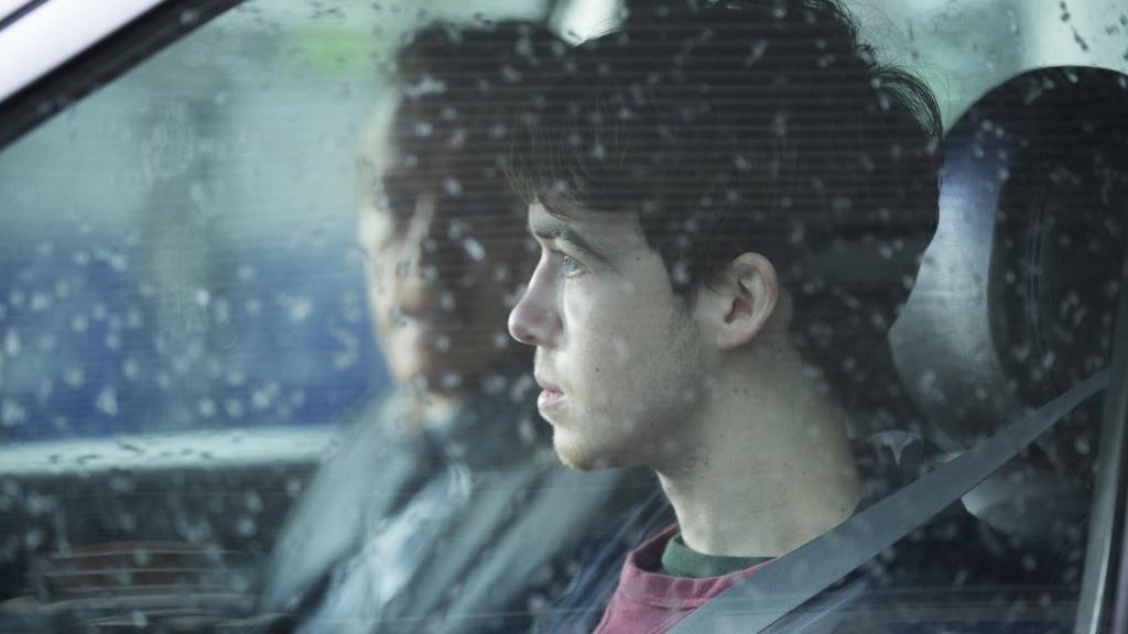 Episódio “Shut Up and Dance”, da terceira temporada de Black Mirror, mostra jovem sendo chantageado por hackers | /Reprodução