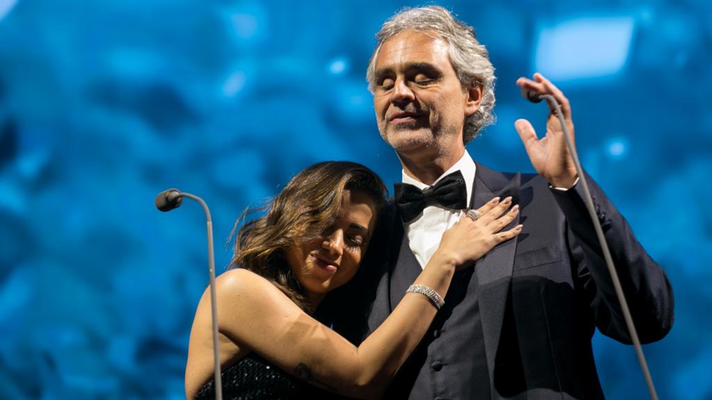 Andrea Bocelli ao lado de Anitta no show realizado em São Paulo: ao mesmo tempo que gerou críticas, participação da cantora surpreendeu parte do público. | /Divulgação