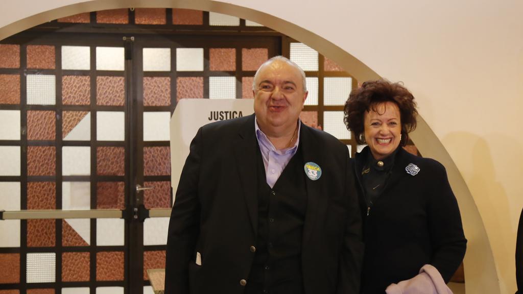 Greca vota acompanhado da mulher, Margarita Sansone | Pedro Serapio/Gazeta do Povo