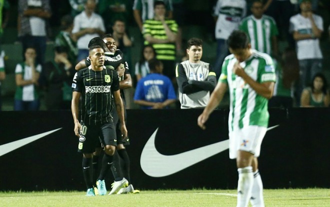 Jogadores do Nacional comemoram o gol marcado por Borja no primeiro tempo. | Hugo Harada/Gazeta do Povo