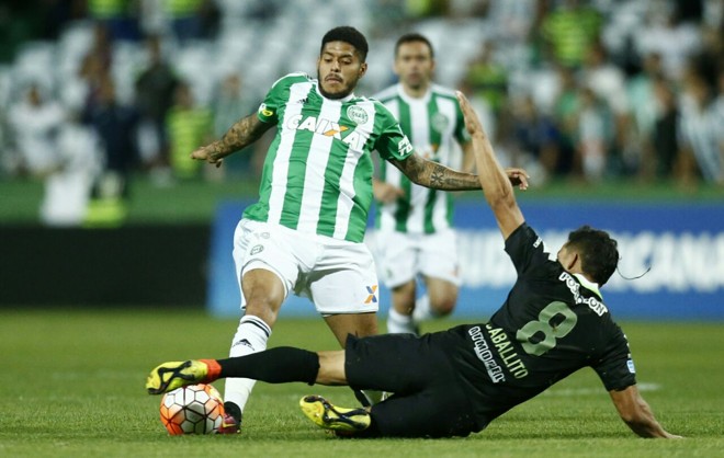 Leandro, do Coritiba, foi muito acionado no primeiro tempo. | Hugo Harada/Gazeta do Povo