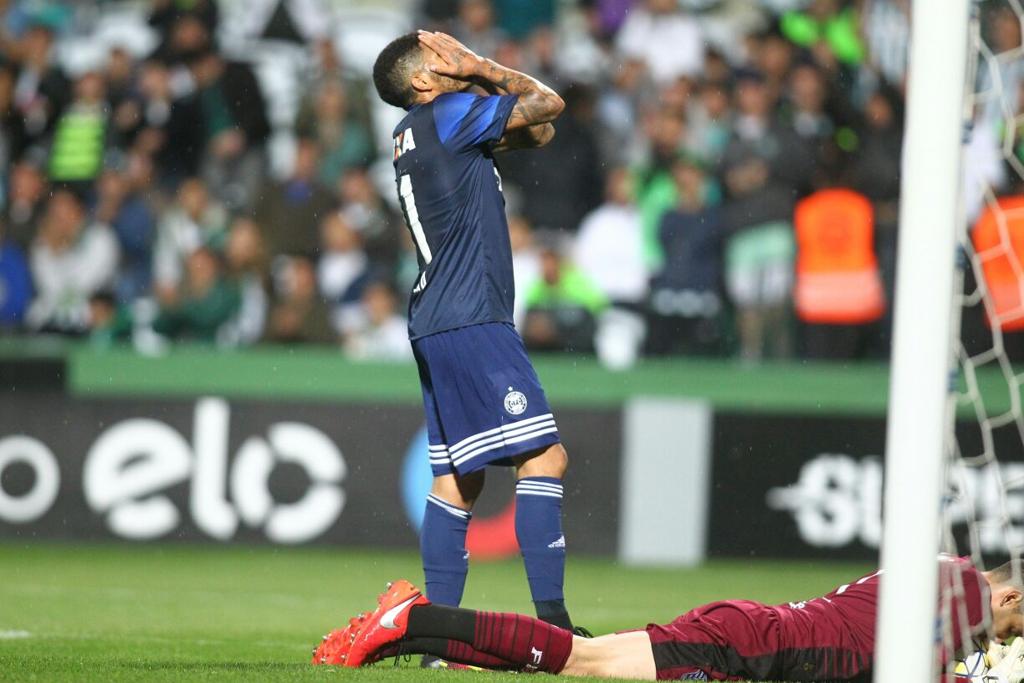 Leandro lamenta chance perdida diante do Figueirense. | Daniel Castellano/Gazeta do Povo
