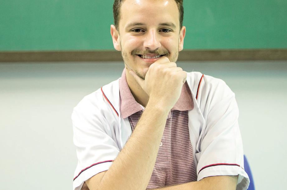 Thiago de Vasconcelos, de 22 anos, formado em Filosofia: professor em duas escolas particulares de Curitiba. | Marcelo Andrade/Gazeta do Povo