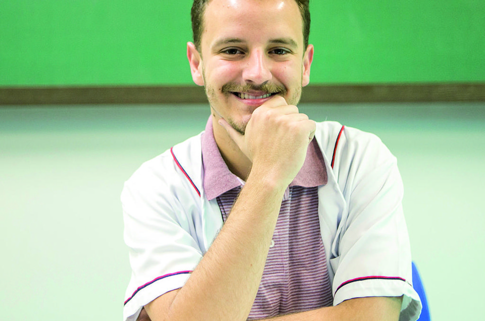 Thiago de Vasconcelos, de 22 anos, formado em Filosofia: professor em duas escolas particulares de Curitiba. | Marcelo Andrade/Gazeta do Povo