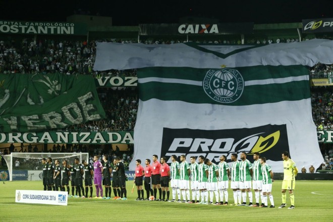 Equipes posicionados para o hino nacional antes da partida. | Hugo Harada/Gazeta do Povo