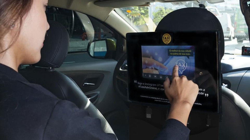 A ideia é que o passageiro possa ver e interagir com o conteúdo durante sua viagem. | Divulgação
