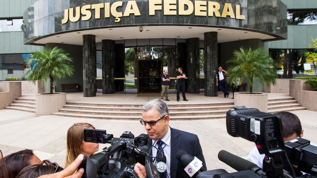 Holofotes: Antônio Figueiredo Basto dá entrevista em frente à Justiça Federal | Brunno Covello/Gazeta do Povo/Arquivo