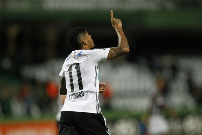 Leandro comemora gol coxa-branca. Time estava com um a menos | Jonathan Campos/Gazeta do Povo
