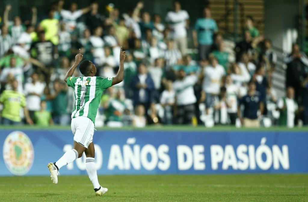 Iago comemora o gol de empate para o Coritiba, marcado aos 40 minutos do primeiro tempo. | Hugo Harada/Gazeta do Povo