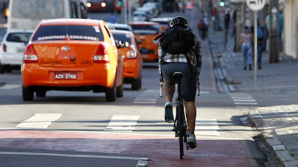 Candidato criticou as faixas de circulação compartilhada para carros e bicicletas, como a da Sete de Setembro | Antônio More/Gazeta do Povo
