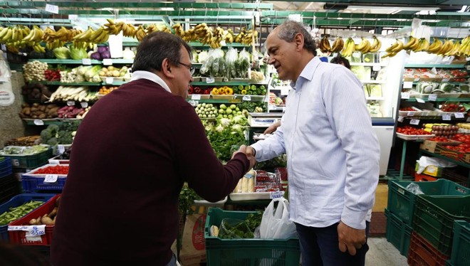Fruet vai decidiu encerrar a agenda pública de campanha com uma visita ao Mercado Municipal. | Jonathan Campos/Gazeta do Povo