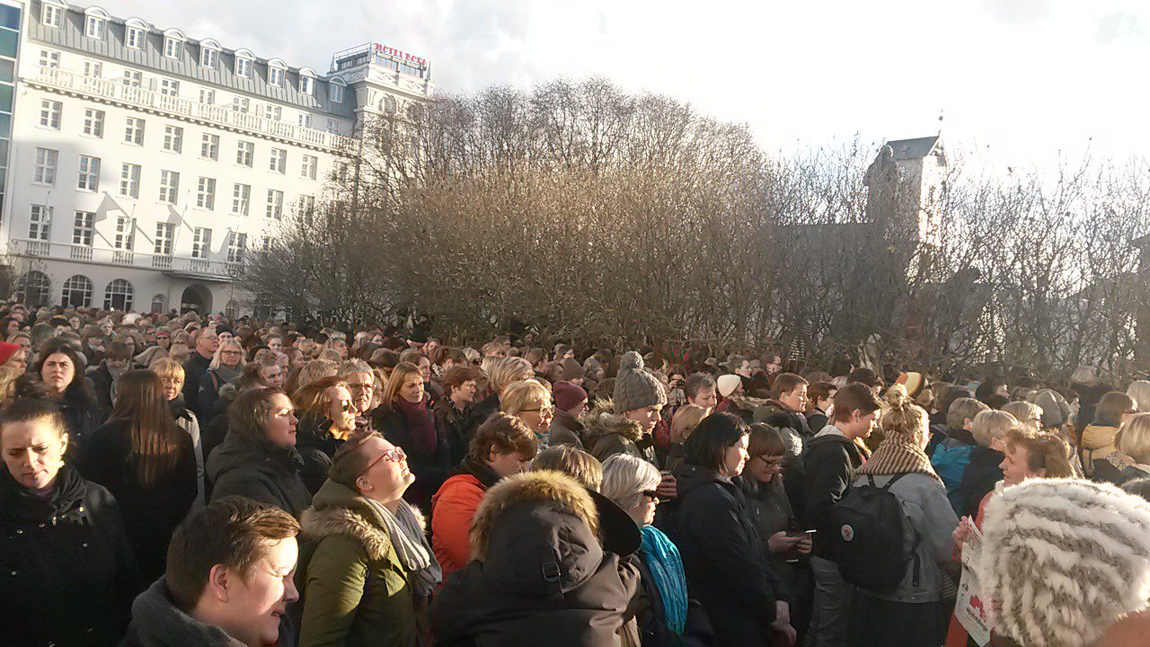 Manifestações contra as diferenças salariais se tornaram tradicionais na Islândia | Reprodução: Twitter