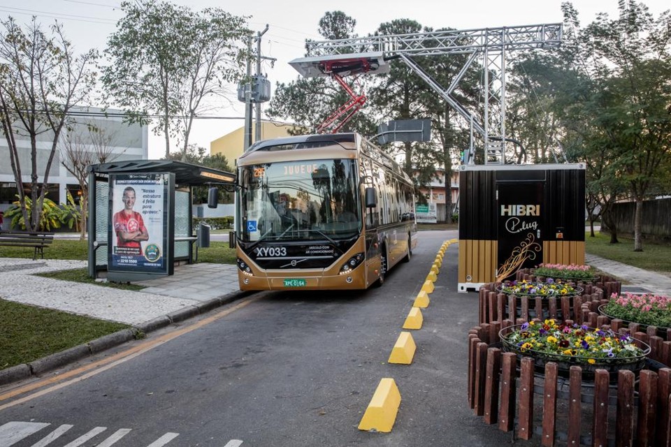 Em testes em Curitiba, ônibus elétrico híbrido emite 55% menos poluentes Teste com a segunda geração híbrida da Volvo começaram no último mês de agosto, em Curitiba. | Silvio Aurichio/Divulgação/Volvo Bus Latin America