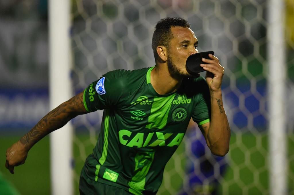 O zagueiro Thiego comemora o terceiro gol da Chapecoense contra o Junior Barranquilla. | Nelson Almeida/AFP