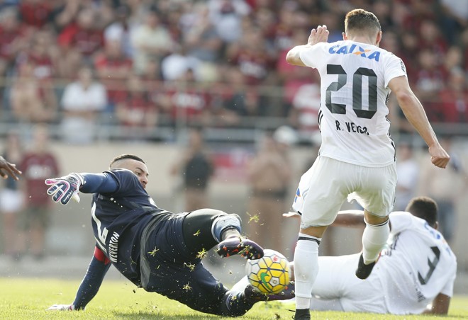 Raphael Vehga tenta lance, mas Weverton sai bem | Hugo Harada/Gazeta do Povo