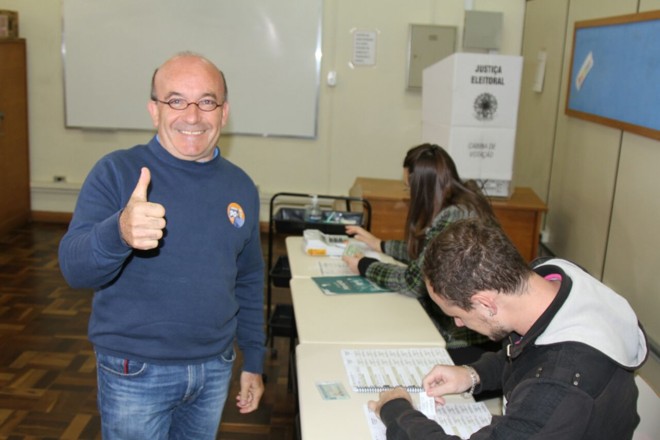 O candidato a prefeito de Curitiba Ademar Pereira vota na FAS (Fundação de Ação Social) do Campo Comprido. | Gerson Klaina/Tribuna do Paraná