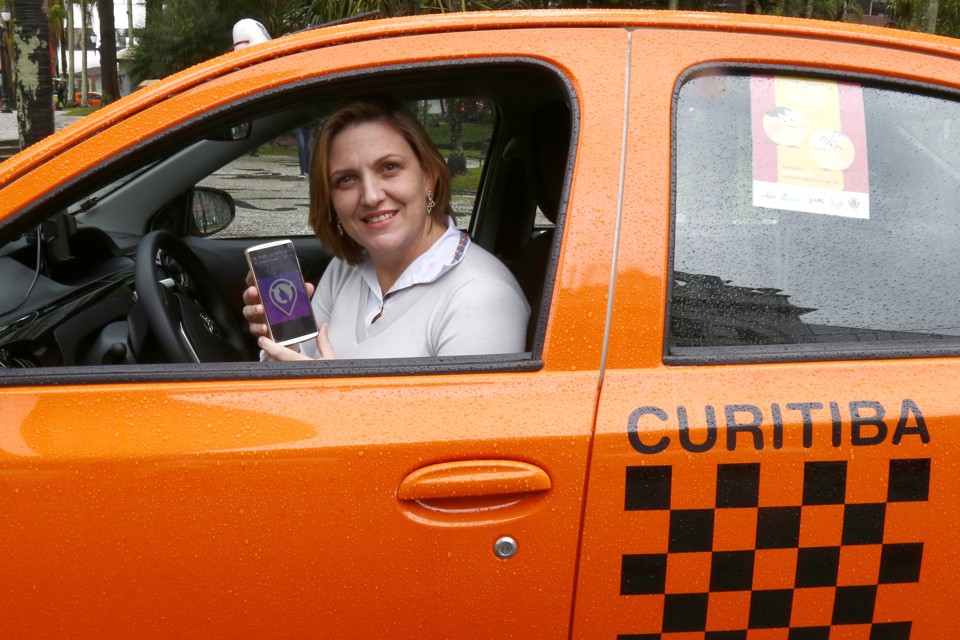 Aplicativo permite chamar corridas de táxi exclusivamente com motoristas mulheres | Aniele Nascimento/Gazeta do Povo