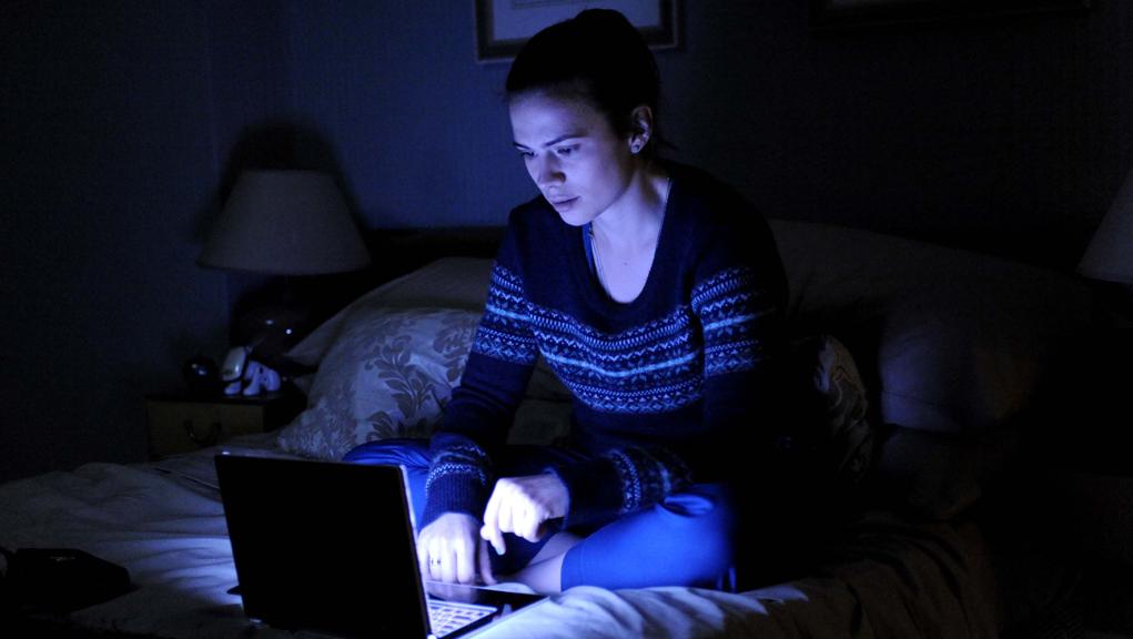 Hayley Atwell em cena de “Black Mirror”, em que uma mulher consegue falar com o falecido noivo graças à inteligência artificial. | /Divulgação