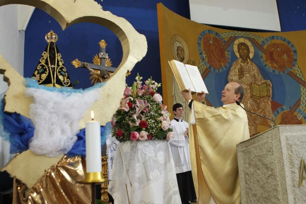 Celebração da missa em homenagem a Nossa Senhora Aparecida no Santuário do Carmo. | Antônio More/Gazeta do Povo