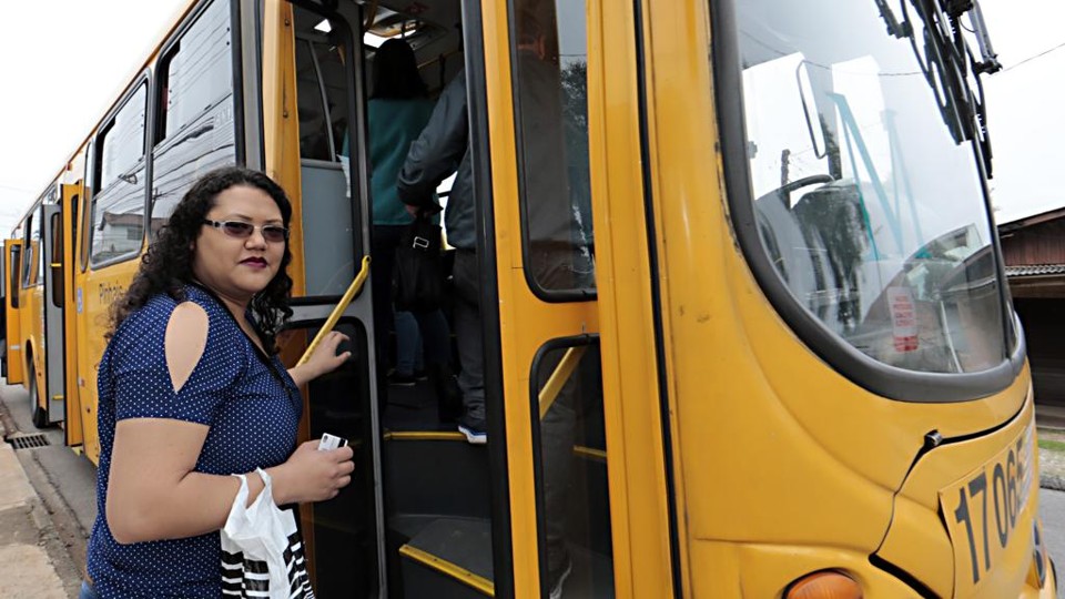 Passageira de uma linha que liga o Atuba ao Terminal de Pinhais, Graziele de Andrade diz que o transporte “piorou”. | Albari Rosa/Gazeta do Povo