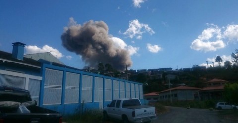 Galpão com dinamite explode em Bocaiúva do Sul e tremores são sentidos até no litoral Explosão em Bocaiúva do Sul. Imagem enviada pela leitora Márcia de Castro | Márcia de Castro/Leitora