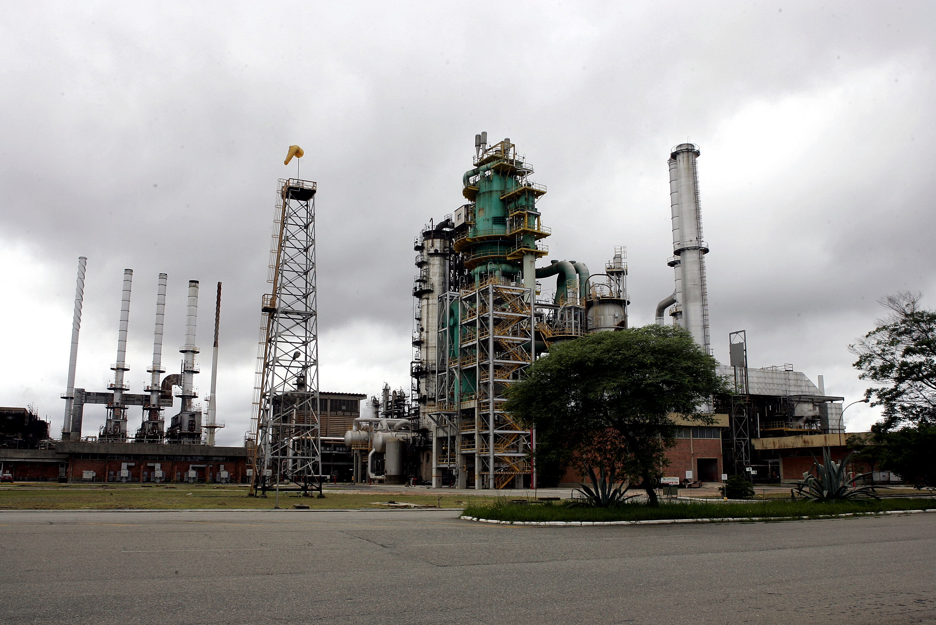 Refinaria de Araucária é um dos focos do problema. | Hedeson Alves/Arquivo/Gazeta do Povo