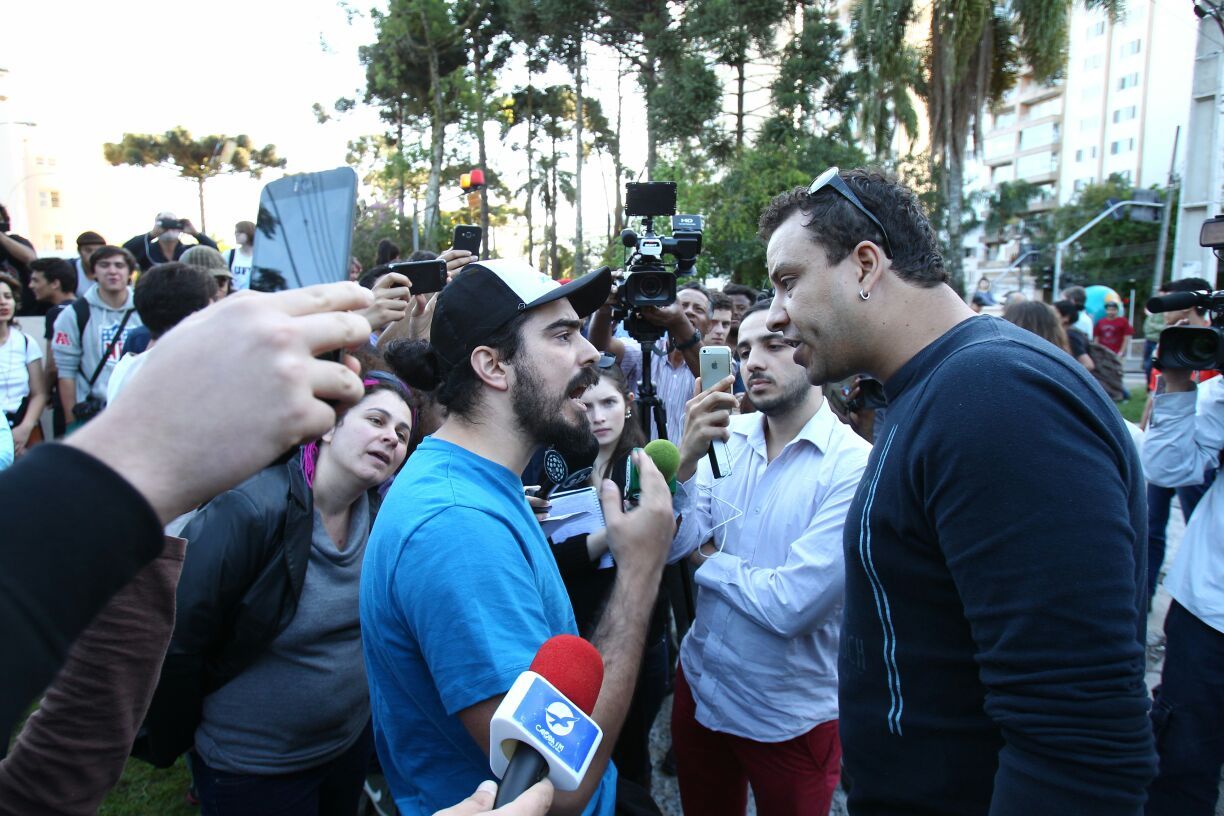 Integrante do MBL (de camiseta azual) e professor favorável à ocupação discutem em frente ao Colégio Estadual do Paraná | Henry Milleo/Gazeta do Povo
