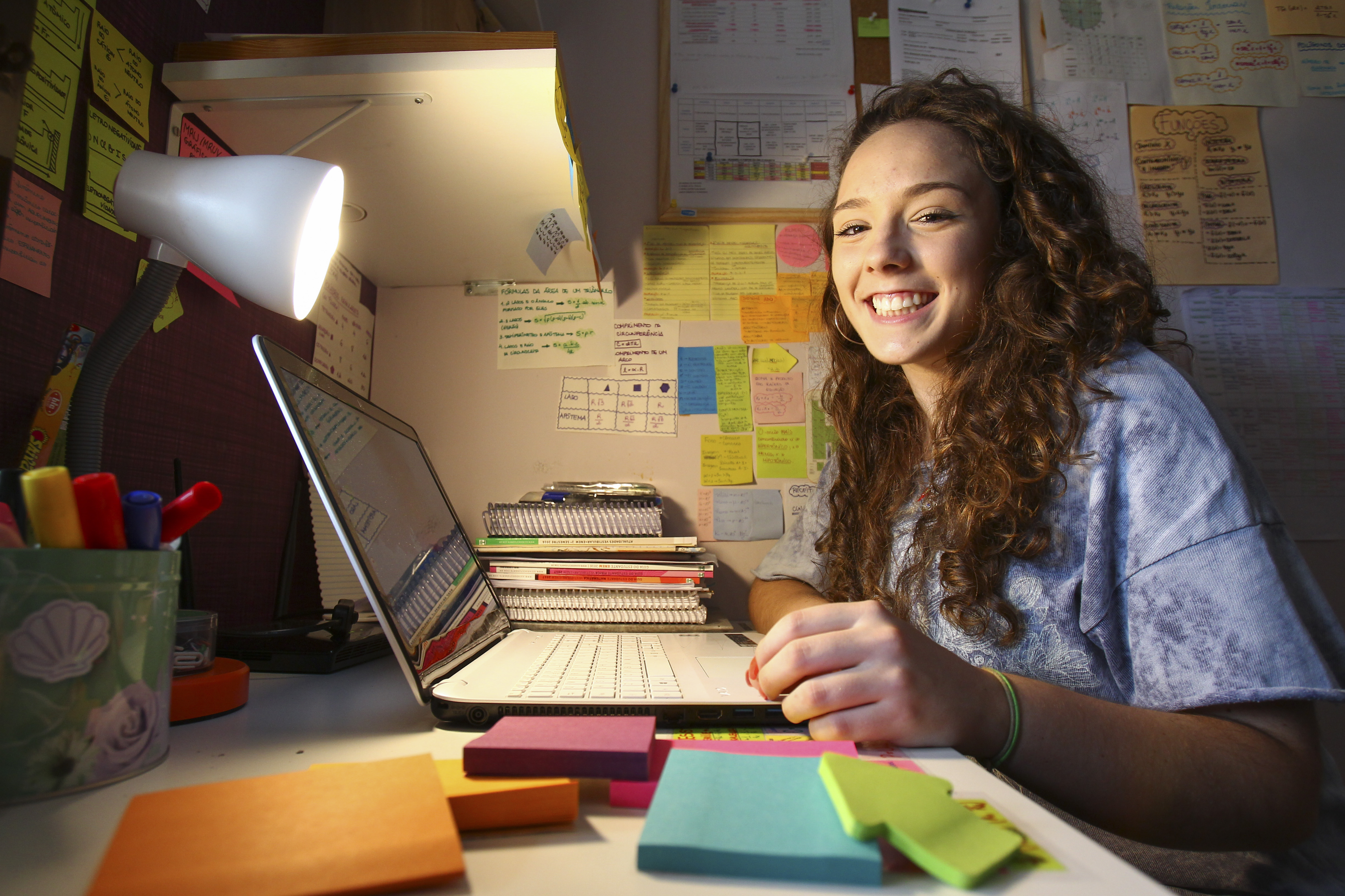 A estudante Vitória Stainzack Figueiredo está no terceiro ano do ensino médio e procurou ajuda profissional para fazer do estudo uma rotina neste ano de vestibular | Daniel Castellano/Gazeta do Povo