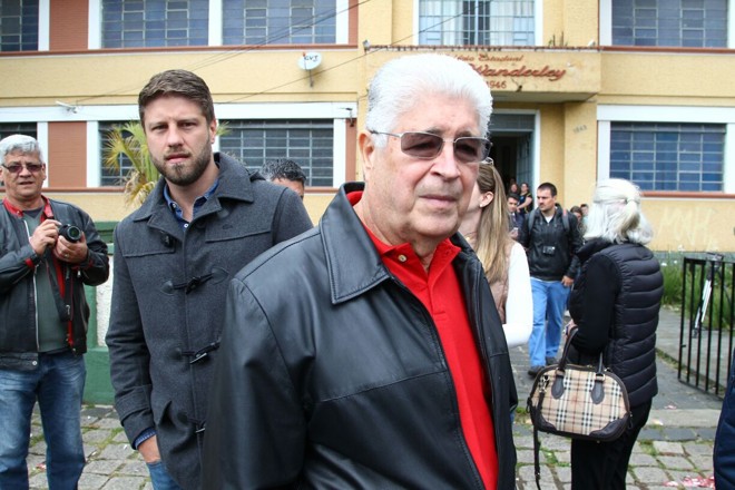 Requião Filho foi votar acompanhado do pai, senador Roberto Requião. | Daniel Castellano/Gazeta do Povo