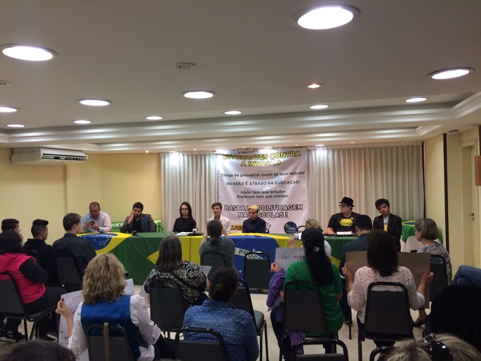 Grupos que lideraram manifestações pró-impeachment e estudantes convocaram entrevista coletiva para falar das ocupações nas escolas do estado. | Laura Beal Bordin/Gazeta do Povo