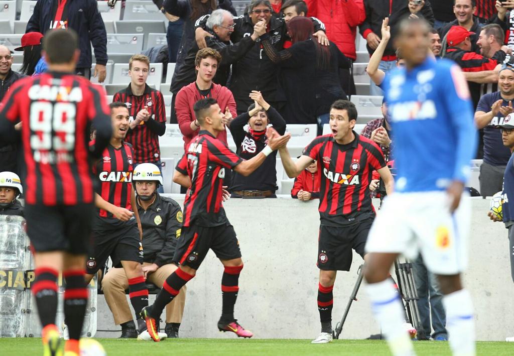 Lucas Fernandes e Pablo comemoram o gol contra do Cruzeiro que garantiu a vitória do Atlético. | Daniel Castellano/Gazeta do Povo
