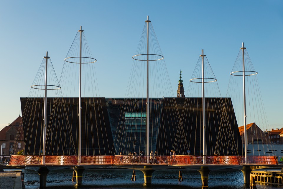 Pontes para pedestres e ciclistas, tendência ou frescura urbanística? Terminada em 2015, a ponte Cirkelbroen, em Copenhague, na Dinamarca, permite a passagem de pedestres e ciclistas na área portuária da cidade. | Thomas Rousing/www.copenhagenmediacenter.com