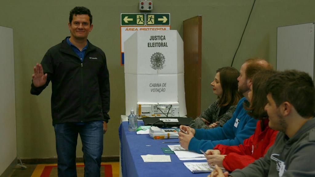 Sem aplausos, Sergio Moro vota no Bacacheri | Aniele Nascimento/Gazeta do Povo