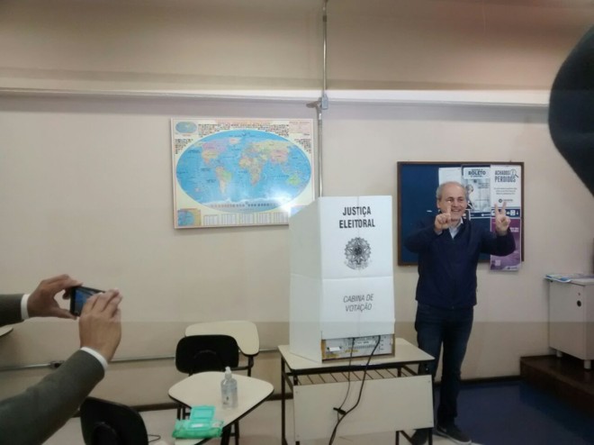 Candidato à reeleição, Fruet chegou acompanhado de sua esposa Márcia Fruet e do candidato a vice Paulo Salamuni (PV). | Aniele Nascimento/Gazeta do Povo