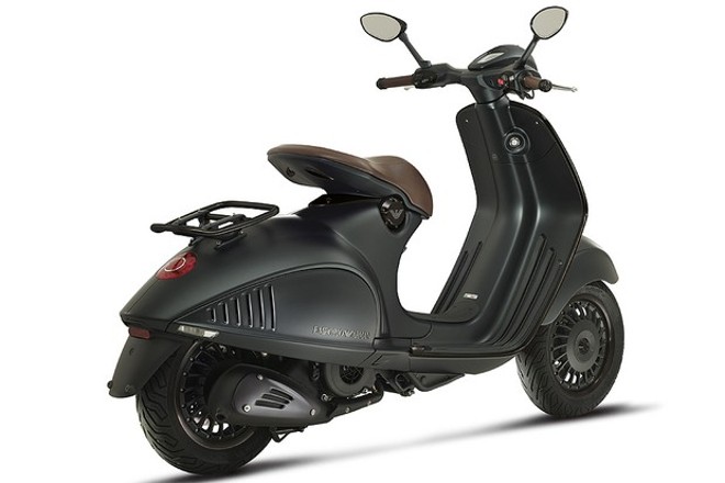 Vespa 946 Emporio Armani |