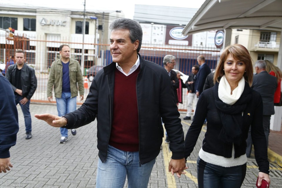 Beto Richa (PSDB) votou acompanhado da primeira-dama Fernanda Richa no Alto da XV | Henry Milléo /Gazeta do Povo